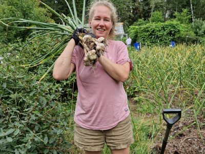 Nanda laat geoogste knoflook zien